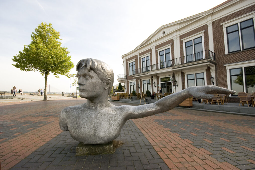 standbeeld in zaltbommel