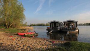 bijzonder overnachten op de blokhutboot in de bommelerwaard