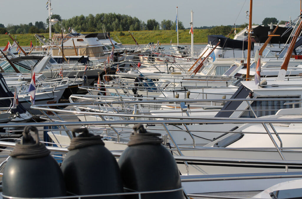 boten in de haven in de bommelerwaard