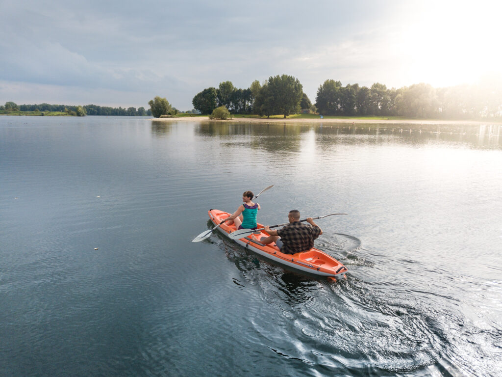 mensen in een kano varen een route op het water